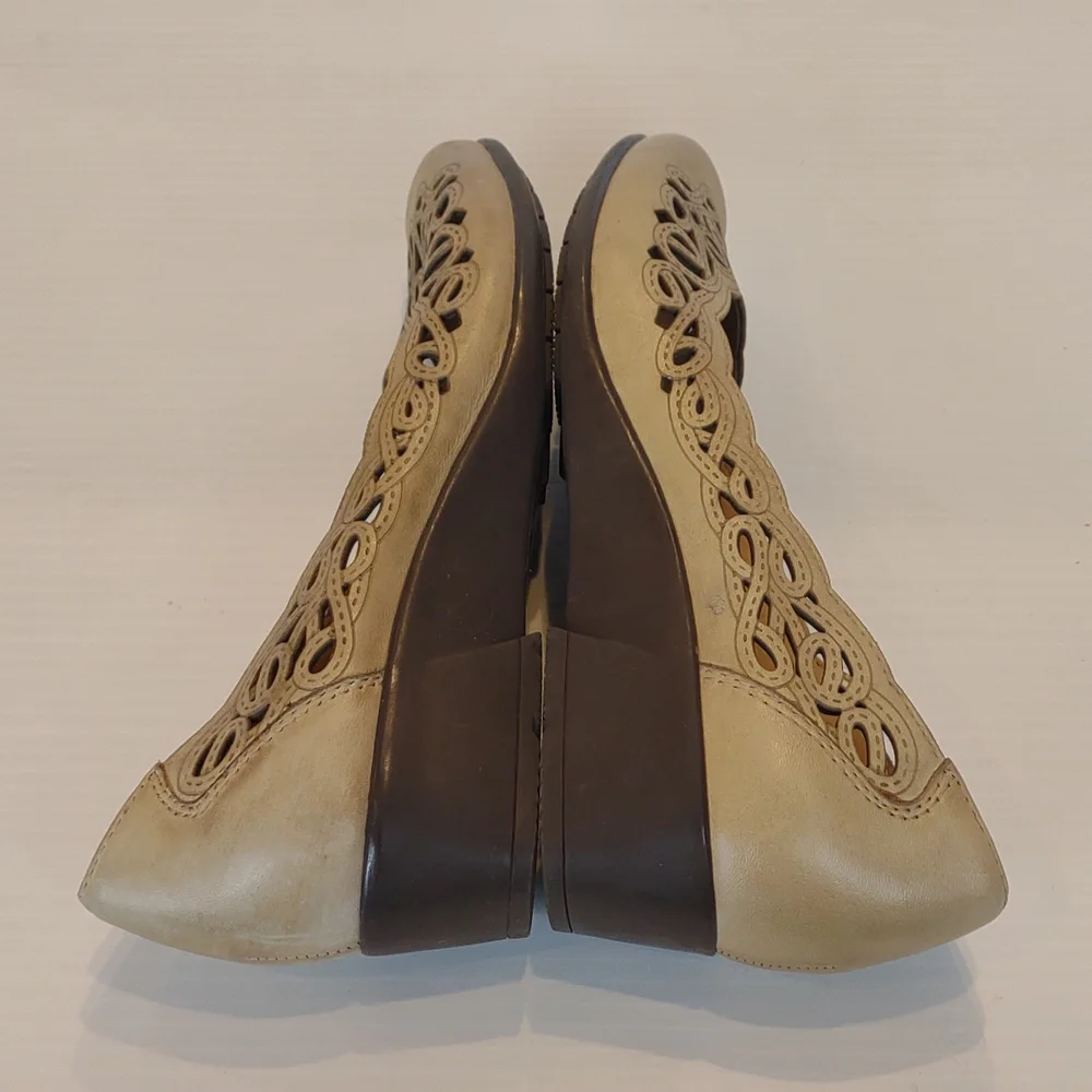 Earth Shoe Leather Bayside Biscuit Heavy Padded Laser Cut Scroll Slip On Wedges